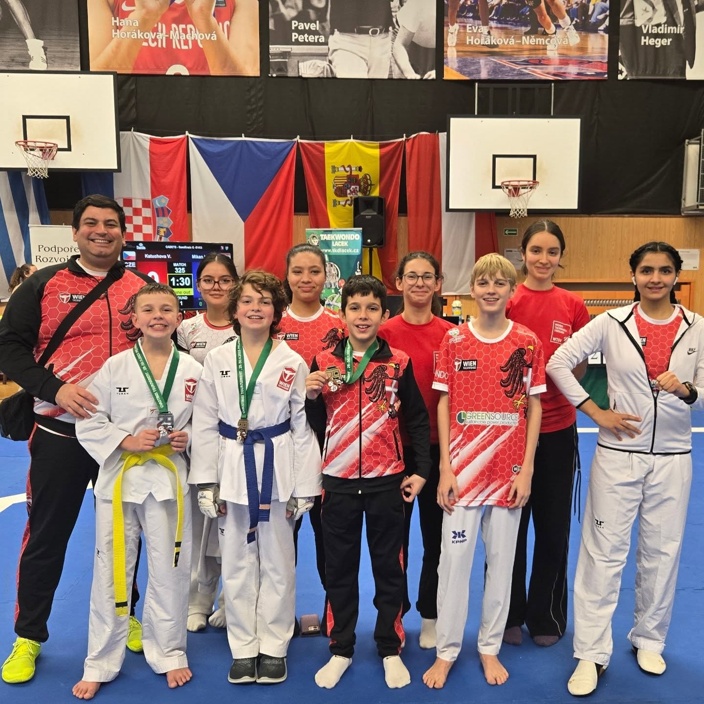 🥋✨ Tag 2 in Pelhřimov - Erfolgreich abgeschlossen! ✨🥋Unsere Sportler*innen vom Wien Taekwondo Centre haben beim 29. Christmas Tournament in Pelhřimov auch am zweiten Wettkampftag voll überzeugt! 💪Nach 10 spannenden Kämpfen bringen wir heute weitere 2x Gold 🥇, 1x Silber 🥈 und 2x Bronze 🥉 mit nach Hause.Mit insgesamt 9 Medaillen beenden wir die Wettkampfsaison in großartiger Form! 🎉Ein riesiges Dankeschön an alle Sportler*innen für euren Einsatz, eure Kampfgeist und eure grandiosen Leistungen. Ihr habt das Jahr perfekt abgeschlossen! 👏Jetzt wird regeneriert und dann geht's gestärkt ins neue Jahr! 💪🔥#taekwondo #FightLikeAGirl #WeTrainHarder CoachCesarValentim ASKÖWien ParaTaekwondo WorldTaekwondo ChungDoKwan wientkd asköwatwien WienTaekwondo TaekwondoWien WirSindTaekwondo vivobarefoot vivobarefootshoes schmelz wien neubau rudolfsheimfünfhaus haltdiepratze