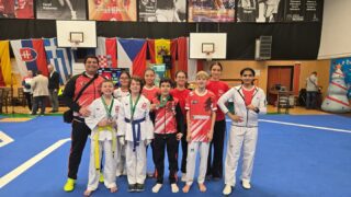 🥋✨ Was für ein Tag in Pelhřimov! ✨🥋Heute waren nur 4 unserer Sportler beim 29. Christmas Tournament in Pelhřimov am Start – und alle 4 bringen Medaillen mit nach Hause! 💯🏅Nach 8 spannenden Kämpfen haben unsere Kids richtig abgeliefert! Besonders emotional war's, als Micha und Luka in derselben Gewichtsklasse aufeinander getroffen sind – leider konnte nur einer gewinnen. Aber beide haben gekämpft wie Champions! 💪Unsere Medaillengewinner:🥇 Gold: Aleks & Micha🥈 Silber: Luka🥉 Bronze: FilipMorgen geht's weiter! Unsere Cadets, Juniors und Seniors steigen in den Ring – und 5 Mädels kämpfen um die Ehre! Let's go! 🔥Wien Taekwondo Centre – gemeinsam stark! 💙#taekwondo #FightLikeAGirl #WeTrainHarder #CoachCesarValentim #ASKÖWien #ParaTaekwondo #WorldTaekwondo #ChungDoKwan #wientkd #asköwatwien #WienTaekwondo #TaekwondoWien #WirSindTaekwondo #vivobarefoot #vivobarefootshoes #schmelz #wien #neubau #rudolfsheimfünfhaus #haltdiepratze