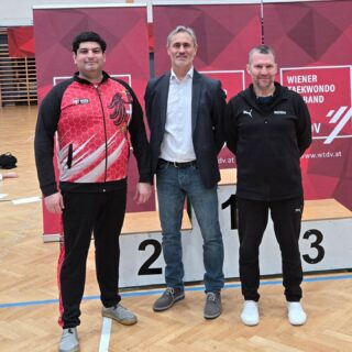 🥋🇦🇹 Ein starkes Zeichen für den österreichischen Taekwondo-Sport!Am Rande der Wiener Taekwondo Landesmeisterschaft ist etwas Besonderes passiert: Die Sportreferenten der drei großen österreichischen Dachverbände – ASKÖ, Sportunion und ASVÖ – sind zusammengekommen, um gemeinsam die Zukunft des Taekwondo in Österreich zu gestalten. 💪Im Mittelpunkt stand die Stärkung der Zusammenarbeit zwischen den Verbänden und die Frage, wie wir Taekwondo-Angebote österreichweit weiter ausbauen und zugänglich machen können – für Kinder, Jugendliche und Erwachsene, im Leistungssport wie im Breitensport. 🏆Wenn die drei Dachverbände an einem Strang ziehen, profitiert der gesamte Sport davon. Das ist der Geist, der den österreichischen Taekwondo-Sport nach vorne bringt! 🙌Gemeinsam. Stark. Österreich. 🇦🇹🥋#WienerTaekwondoLandesmeisterschaft #Taekwondo #ASKÖ #Sportunion #ASVÖ TaekwondoAustria Österreich Sportzusammenarbeit TaekwondoWien GemeinsamStark Dachverbände AustrianTaekwondo