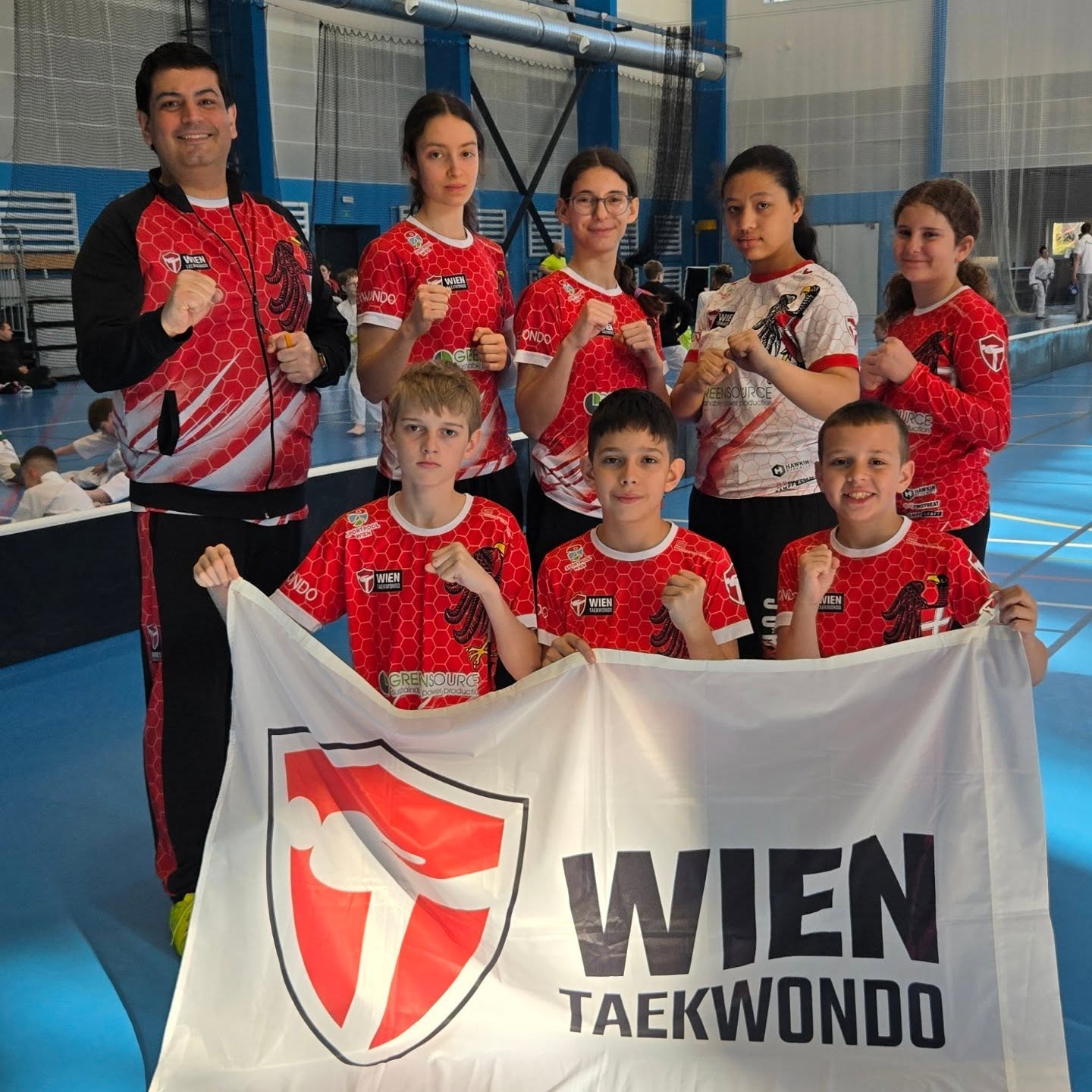 🇦🇹➡️🇨🇿 Zlin Open – Mission erfüllt!Unser Nachwuchs hat dieses Wochenende beim Zlin Open in Tschechien alles gegeben – und wie! 💪 Mit zahlreichen gewonnenen Kämpfen und 7 Medaillen im Gepäck kehren unsere Rookies gestärkt und mit einem riesigen Erfahrungsschatz im Koffer zurück nach Wien. 1x🥇2x🥈4x🥉Internationale Turniere sind durch nichts zu ersetzen – der Druck, die Atmosphäre, die fremden Gegner. Genau das formt Kämpfer. 🔥Ein großes Dankeschön an die Organisatoren für ein top durchgeführtes Event – alles erstklassig! Unsere nördlichen Nachbarn wissen, wie man ein Turnier auf die Beine stellt. Wir kommen gerne wieder. 🤝Aber jetzt heißt es: Kopf runter, Arbeit hoch. 📋 Ein neuer Trainingsplan-Block startet heute – denn in nur 6 Wochen sind die Österreichischen Meisterschaften. Die Uhr tickt. ⏱️Wer will, der kann. Wir wollen. 💥#taekwondo #WeTrainHarder #asköwatwien #wientaekwondo #taekwondowien