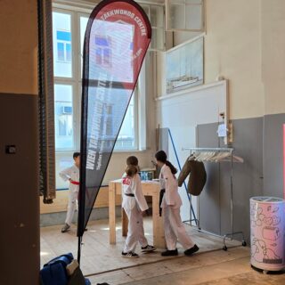 ​Wien Taekwondo Centre x Family Healthy Day 🇦🇹🥋​Heute hatten wir die besondere Ehre, das Family Healthy Day Festival als Kooperationspartner zu begleiten und unseren olympischen Sport einer breiten Öffentlichkeit zu präsentieren.​Sportliche Werte & Begeisterung​Im Fokus standen heute unsere Nachwuchsathleten, die mit Professionalität und großer Leidenschaft zeigten, was Taekwondo ausmacht. Es war beeindruckend zu sehen, mit welcher Begeisterung unsere Youngsters andere Kinder und Jugendliche dazu motiviert haben, sich sportlich zu betätigen und die ersten Schritte auf der Matte zu wagen.​Unsere Mission​Als Verein ist es uns ein wichtiges Anliegen, nicht nur technische Exzellenz zu vermitteln, sondern auch die Freude an der Bewegung und die Werte des olympischen Geistes in Wien zu fördern.​Ein herzliches Dankeschön an die Organisatoren des Family Healthy Day für die Einladung und die hervorragende Zusammenarbeit. Wir freuen uns darauf, viele der neuen Gesichter bald bei uns im Training begrüßen zu dürfen!📍 Wien Taekwondo CentreWerde Teil unseres Teams – Informationen zu Probetrainings findest du über den Link in unserer Bio.#taekwondo #WeTrainHarder #WienTaekwondo